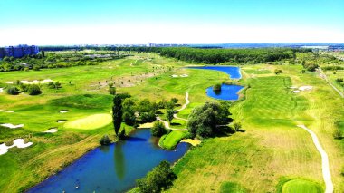 Doğa manzara bir golf sahası ile drone tarafından hava fotoğraf