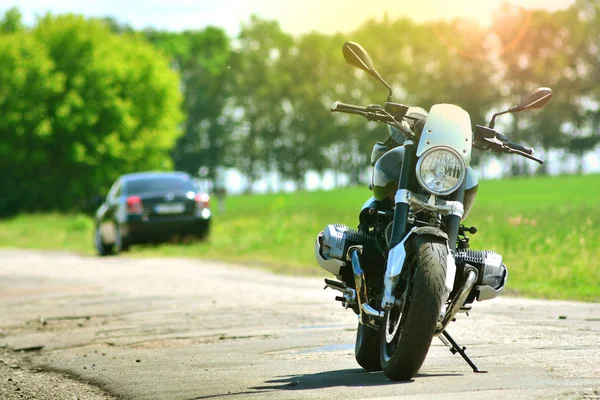 クールなバイクが古い道路に駐車 — ストック写真