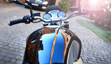 Krom detayları ile güzel motosiklet. Bir motosiklet yakıt tankı closeup. 