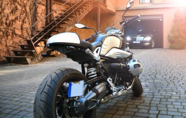 Güzel motosiklet bir sokakta park edilmiş.