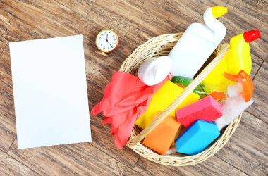 İmzanız için boş beyaz yer ile temizlik hizmeti arka plan. Ev kimyasalları ve saat. Temizlik ve tazelik ile kaydetme bir zaman evde kavramının. 