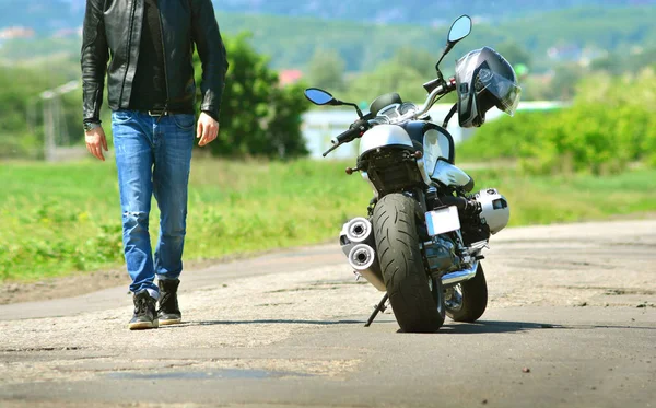 Figo Ragazzo Giacca Pelle Jeans Cammina Alla Sua Moto — Foto Stock