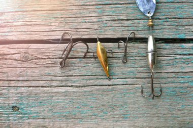 Ahşap arka plan üzerinde balıkçılık kanca. Balık tutma dişli arka plan. 
