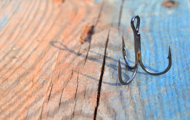Ahşap arka plan üzerinde üçlü balıkçılık kanca. Balık tutma arka plan duvar kağıdı.