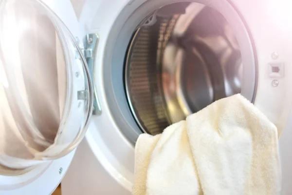 Çamaşır Makinesi Giysileri Ile Açık Kapı Çamaşır Makinesi — Stok fotoğraf