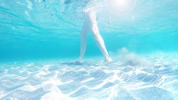 Víz Alatti Fényképezés Lábát Lány Azúrkék Átlátszó Tengerben Utazási Háttér — Stock Fotó