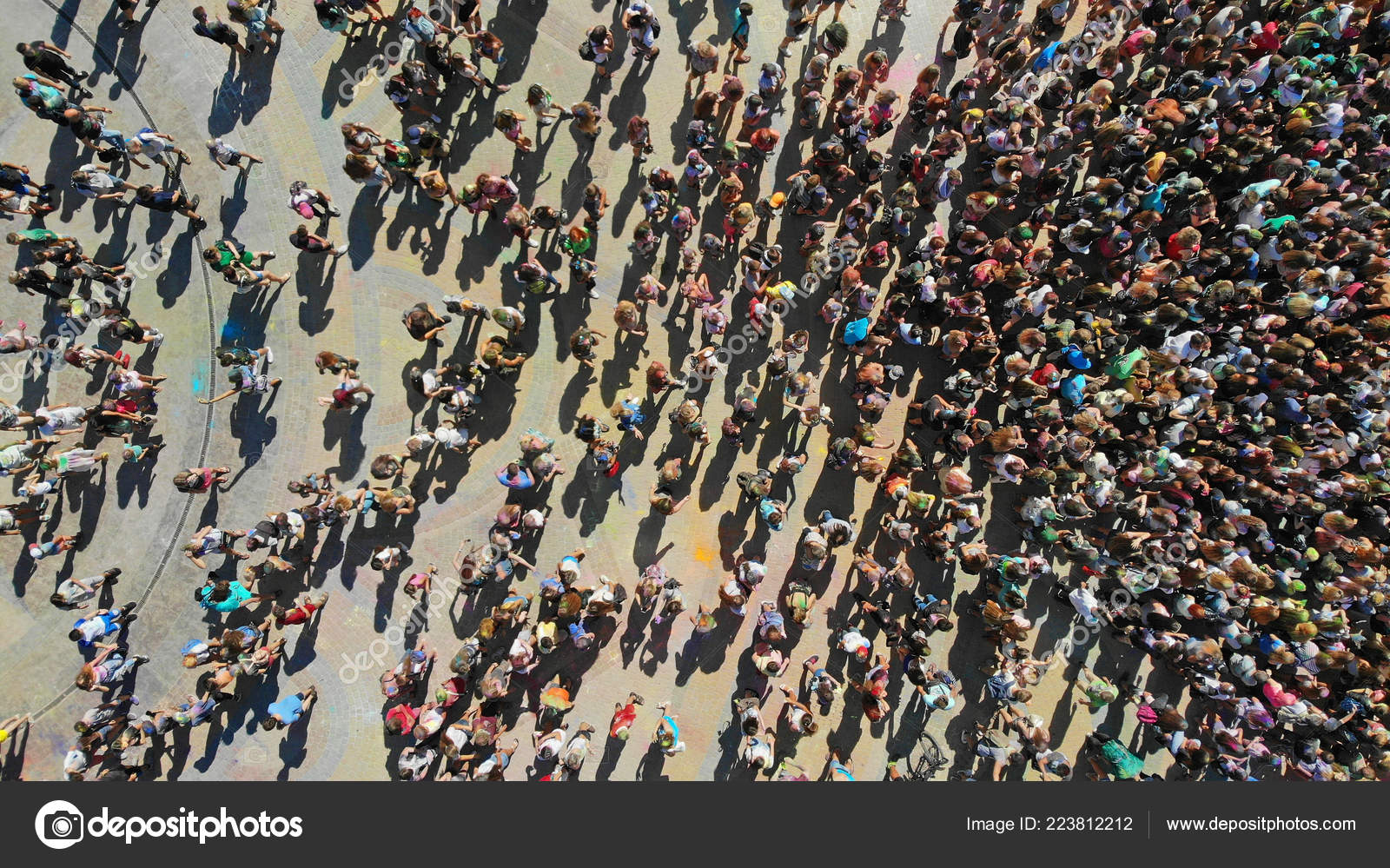 Массовая молитва. Молодежь пхеньяна 2021. Молодежные секты. Забастовки в испании. Массовое собрание.