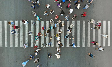 Hava. İnsanlarla yaya yaya geçidi. 