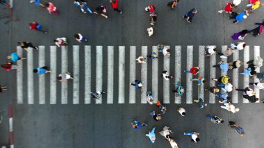 Hava. Yaya yaya geçidi ve insan kalabalığı ile Mevsimlik arka plan. 
