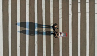 Hava. Alışveriş alışveriş bırakın ve bir alışveriş sepeti bir yaya geçidi boyunca onların araba.