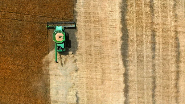 트랙터 수확을 — 스톡 사진