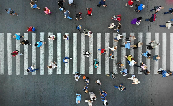 Воздушный Люди Толпятся Пешеходном Переходе — стоковое фото