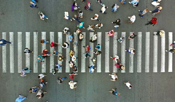 Aéreo Pedestres Passar Por Uma Passadeira Hora Ponta Cidade Pessoas — Fotografia de Stock