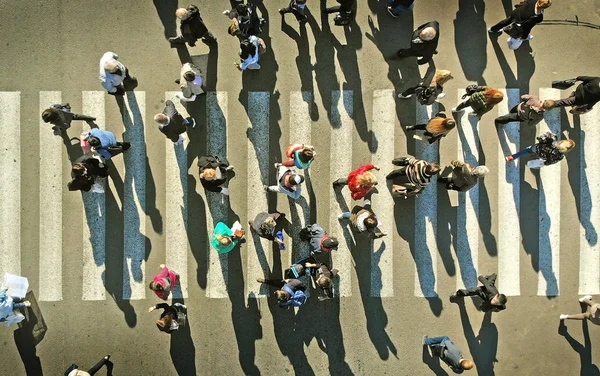 Aéreo Pessoas Reúnem Uma Passarela Pedestres — Fotografia de Stock