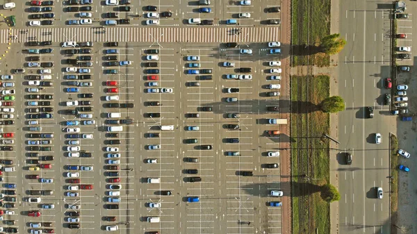 Fragmento Estilo Vida Tráfico Ciudad Una Autopista Cerca Del Estacionamiento — Foto de Stock