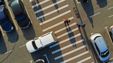 Park yerinin yakınındaki yaya geçiş parçası. Hava.