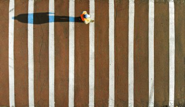 Bir yaya geçidi üzerinde insan. Drone üzerinden havadan görünümü.