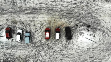 Araba park yeri. Kötü kirli hava açık havada. 