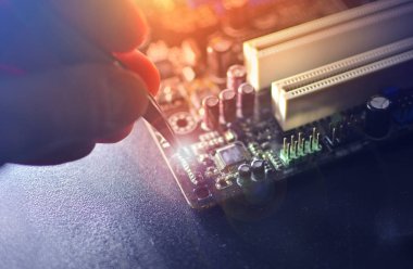 SMD elektronik bileşenleri arka plan. El cımbız ile direnç bir çip üzerinde bulunur. Mikro elektronik ve bu kavramı. Tonda.