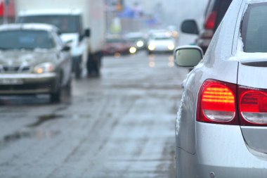 Kış kötü hava koşulları sürüş arka plan. Kötü bir gün