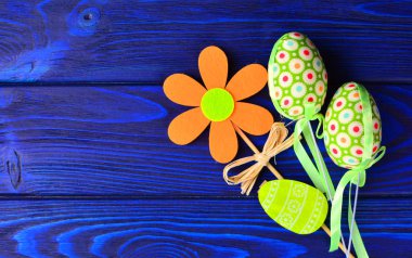 Dekoratif Paskalya yumurtaları ve ahşap zemin çiçek