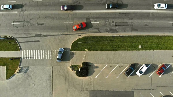 汽车从停车场驶向公路 交通法规概念 — 图库照片