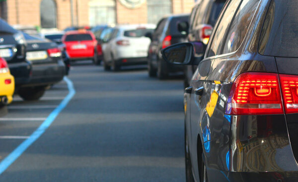 Пробки на дорогах в городе. Время пика. Фон с копировальным пространством
.