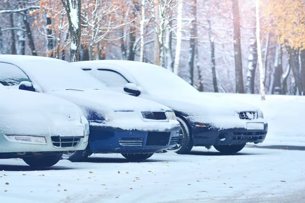 Snötäckta Bilar Parkering Vintern Stad — Stockfoto