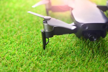 Yeşil çimenlerin üzerinde casus uçak indi