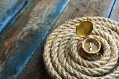Deniz arka plan. Pusula bir closeup iple yelken. 