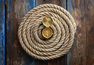 Deniz arka plan. İp yıpranmış bir masa üzerine pusula ile. Deniz gezinti kavramı.