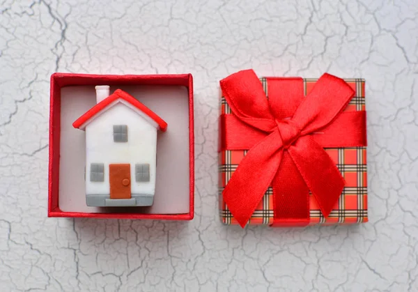 Понятие Дома Миниатюрный Домик Подарочной Коробке Недвижимость Идея Подарка — стоковое фото