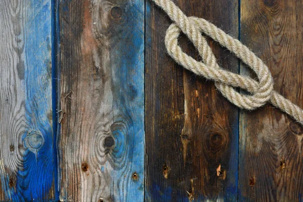 風化の木製デッキで航海ロープ結び目 — ストック写真