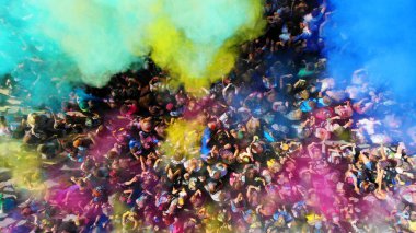 Holi renkler Festivali. Boya ile mutlu insanlar kalabalık. Hava. 