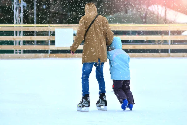 Ijsbaan Vader Zoon Een Ijsbaan Papa Traint Zijn Zoon Skaten — Stockfoto