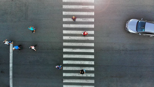 Воздушный Пешеходный Переход Люди Переезжают Машина Остановилась Пешеходным Переходом — стоковое фото