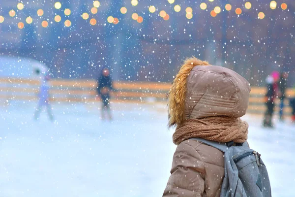 Ijsbaan Winter Ijsbaan Schaatsen Een Meisje — Stockfoto