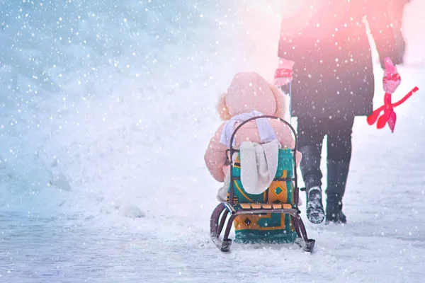 Winter Sneeuw Weer Kind Meisje Rodelen Met Moeder — Stockfoto