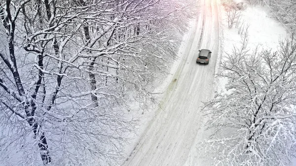 Antenowe Samochód Drodze Wiejskich Kraju Snowy Jazda Zimie — Zdjęcie stockowe