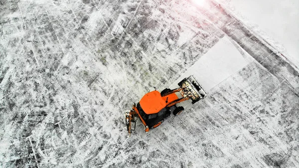 Luchtfoto Sneeuwruimen Met Een Trekker Parkeerplaats Van Een Stad — Stockfoto