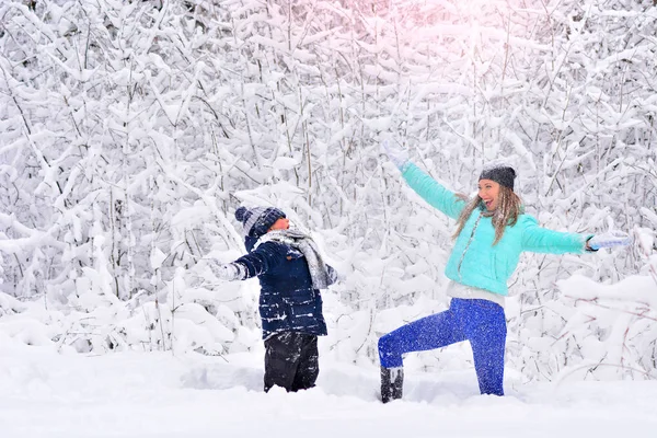 Moeder Zoon Overgeven Sneeuw Een Besneeuwde Winter Park Vreugde Van — Stockfoto