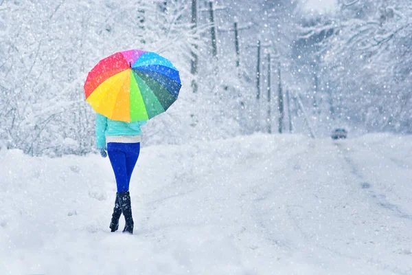 Frau Mit Regenschirm Auf Landstraße Wartet Auf Ein Auto Winterhintergrund — Stockfoto