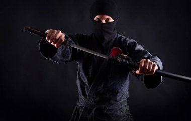 Güçlü ninja portre ile çizilmiş kılıç