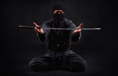 Ninja samurai katana bir elinde tutar.