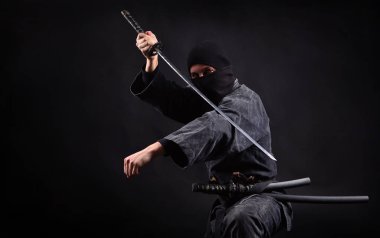 Ninja samurai saldırıda katana ile poz