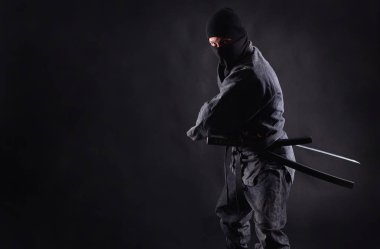 Ninja, samuray kılıcını çekmeye hazırlanıyor