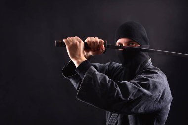Ninja samurai saldırıda katana ile poz