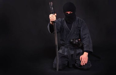 Kimono katana ile yorgun ninja kucağına oturur