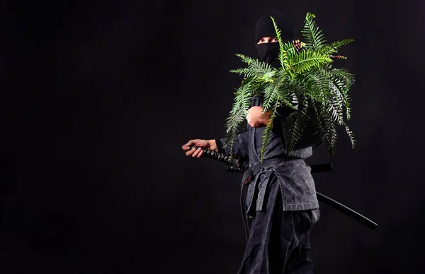Ninja Con Flor Maceta Sobre Fondo Oscuro —  Fotos de Stock