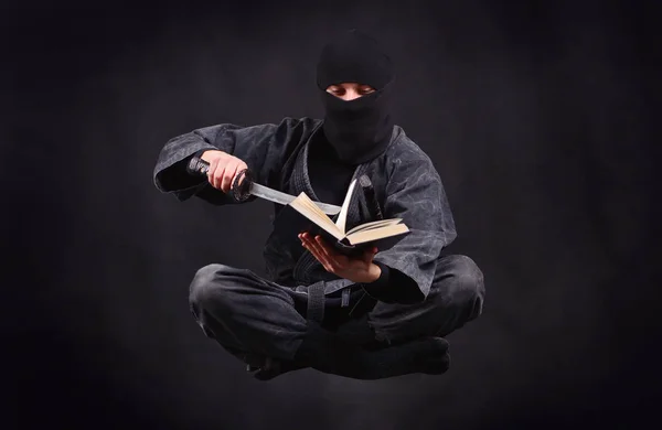 Levitación Ninja Leyendo Libro Concepto Sabiduría Antiguo Guerrero Cierne Aire —  Fotos de Stock